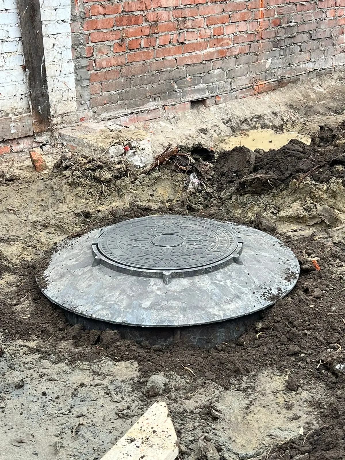 Установленный люк кессона перед засыпкой